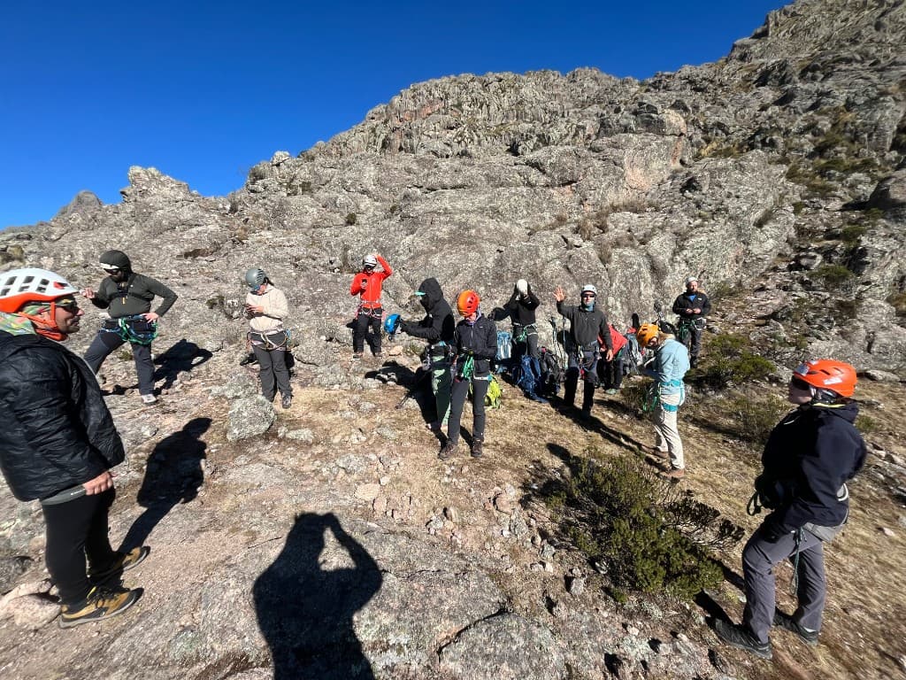 Grupo de alumnos y docentes de EAAM en terreno de montaña
