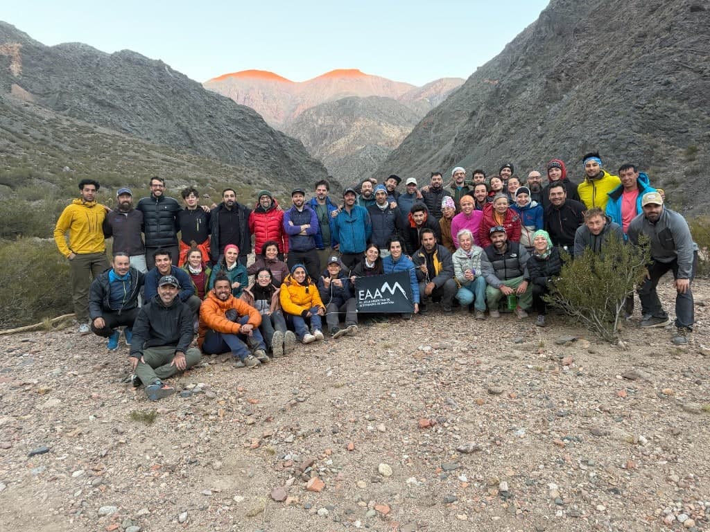 Grupo EAAM en la montaña con bandera institucional