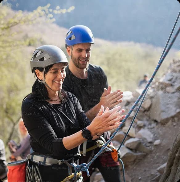 Alumnos EAAM preparándose para escalar en montaña