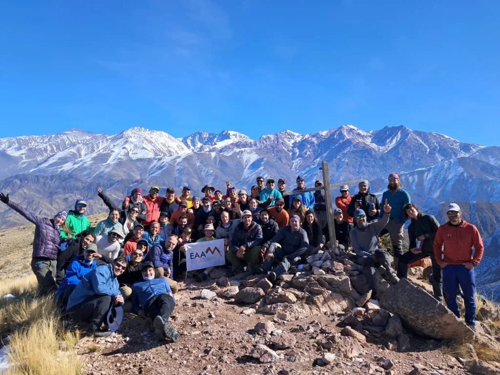 Grupo EAAM en la cumbre con bandera institucional
